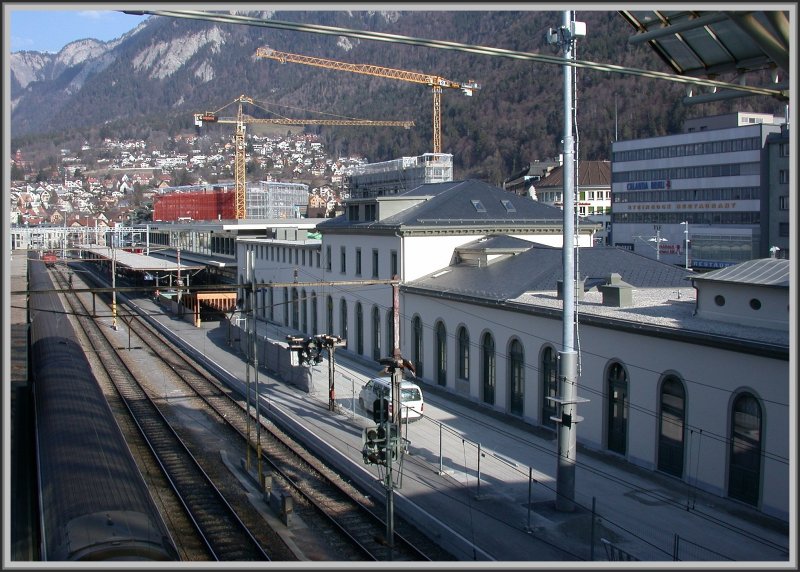 Das alte Bahnhofgebude ist renoviert, die Umgebungsarbeiten sind fast abgeschlossen und der Einzug der Mieter steht unmittelbar bevor. Ansicht Gleisseite. (19.02.2007)
