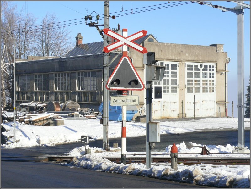 Das alte Depot Heiden heute ohne Gleisanschluss. Der Hinweis Zahnschiene warnt Fahrer von tiefliegenden Autos vor Schden beim berqueren der RHB Geleise. Trotzdem liegen hier immer mal wieder Auspuffrohre, Auspufftpfe, Oelwannen etc. (25.12.2007)