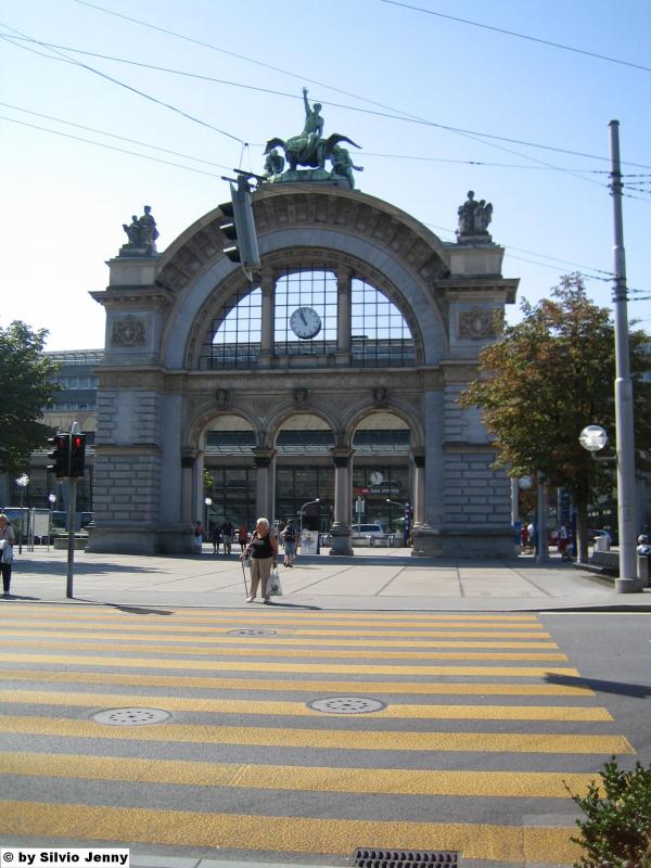 Das alte Eingangstor des Bahnhofs Luzern, war das einzige Objekt, das nach dem Brand des Bhf. Luzern im Jahre 1971 noch erhalten blieb, da der neue Bahnhof (errffnet 1991) krzer gebaut wurde, hat man hintendran eine Strasse und mehr Bushaltestellen gebaut.
