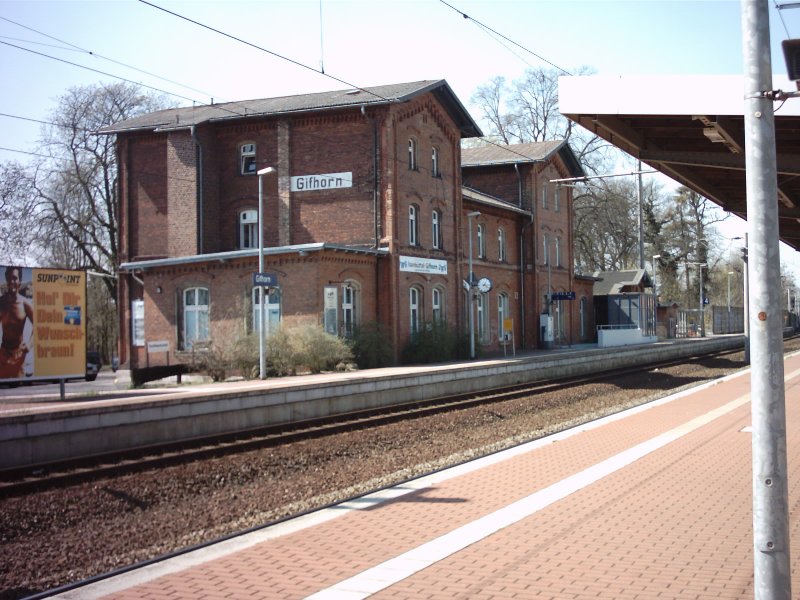 Das alte Empfangsgebude des Bf Gifhorn (Isenbttel)im April 2004.