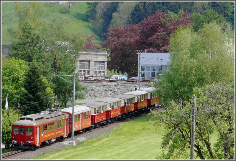 Das alte und das neue Depot stehen sich jetzt gegenber. Nachschuss auf einen einfahrenden Zug in Heiden. Die zustzlichen Wagen befinden sich bei der RHB immer bergseitig. (11.05.2008)
