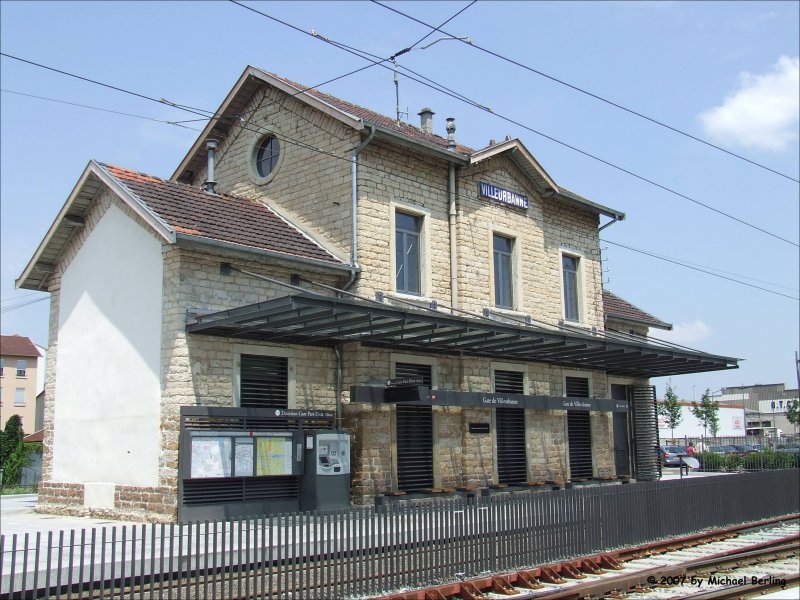 Das alte SNCF Bahnhofgebude wurd von grund auf renoviert und dient nun der Straenbahn von Lyon als warte und Info Gebude am Haltepunkt Villeurbanne. 17.7.2007
