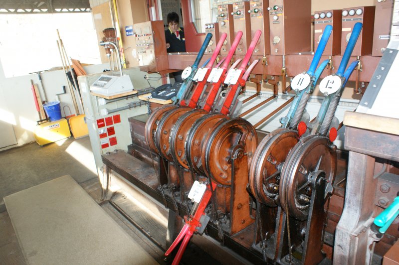 Das alte Stellewerk im Bahnhof Liechtensteig seit 2009 ausser Betrieb, wird jedoch an Ort und Stelle Museal erhalten bleiben.
Aufgenommen am 02.02.2009.