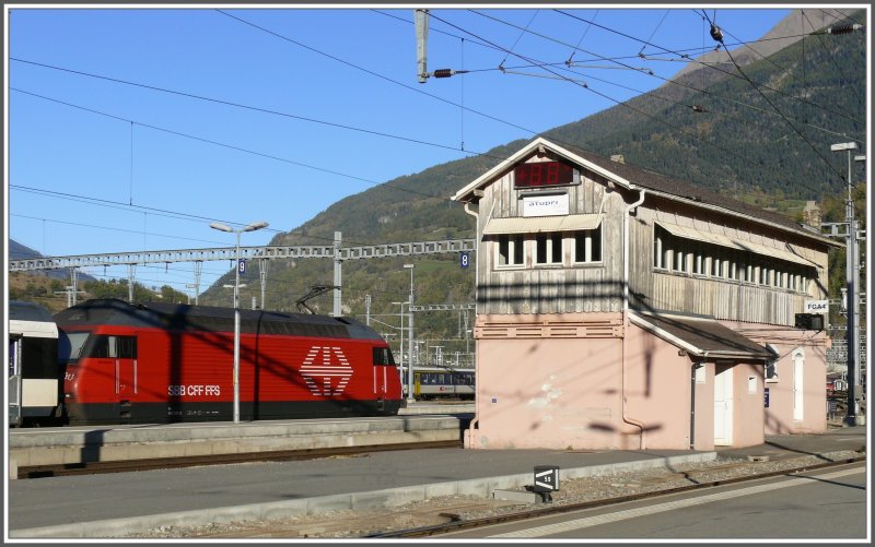 Das alte Wrterstellwerk in Brig hat wohl ausgedient, wurde aber nicht wegen Platzmangels abgerissen. (20.10.2007)