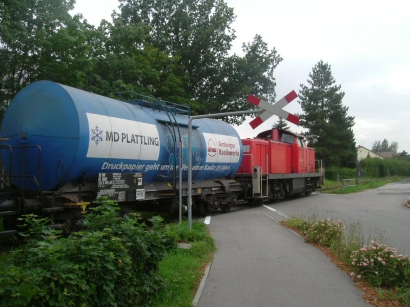 Das AndreasKreuz hngt wie ein Heiligenschein ber 294 120 in Hirschau. (Strecke Amberg-Schnaittenbach, 12.09.2005)