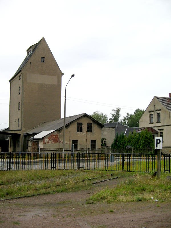 Das Anschlussgleis rechts vom Empfangsgebude in Mgeln fhrte einst zur Kohlenhandlung Lssig, 28.07.07