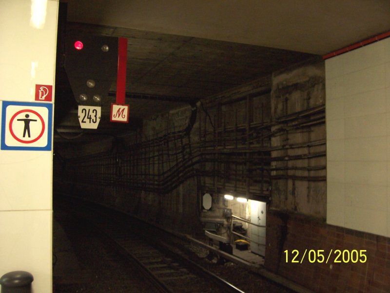 Das Asig 243 im S-Bahnhof Potsdamer Platz (BPOP) am Gleis 1, heute: Gleis 11, Richtung Anhalter Bahnhof. - Inzwischen ist dieses Signal auch schon durch seinen Nachfolger ersetzt. :: Im Hintergrund kann man rechts in H�he der Stromschiene ein Streckenanschlag sehen, der bei der S-Bahn Berlin zur Zugbeeinflussung (System  Fahrsperre ) benutzt wird.