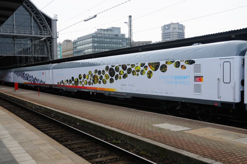 Das Auf und Ab der farbigen Glasmurmeln wiederholt sich ber den ganzen Zug inklusive der Loks... ein Hingucker:  SciEx -Impressionen... (Frankfurt/M, 27.04.09).