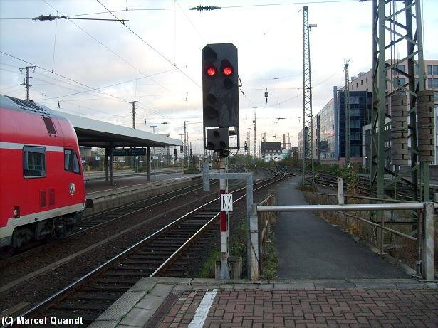 Das Ausfahrsignal N7 des Dortmunder Hauptbahnhofes.
Es ist in Zwergbauweise angelegt,da kurz vor dem Signal das Bahnsteigdach beginnt.