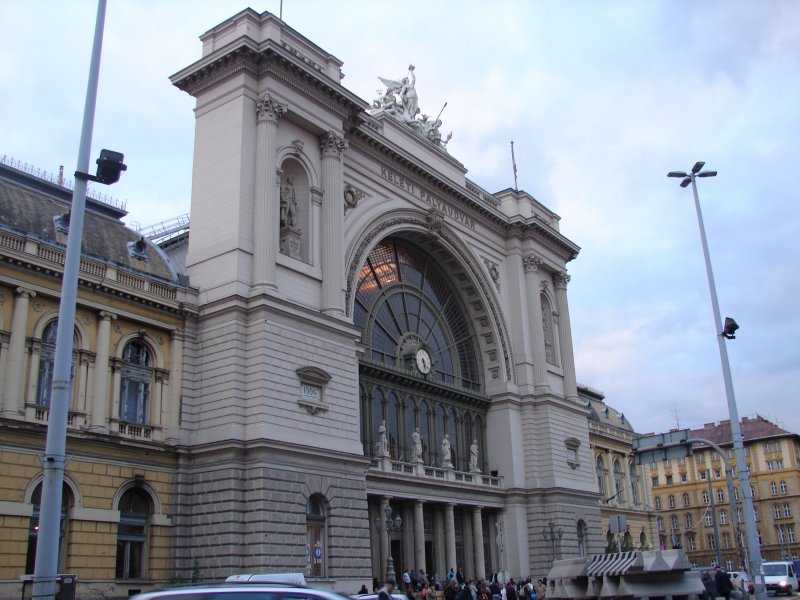 Das Bahnhofsgebude vom Bahnhof Budapest Keleti plyaudvar / (Ostbahnhof). Aufgenommen am 21.10.2007