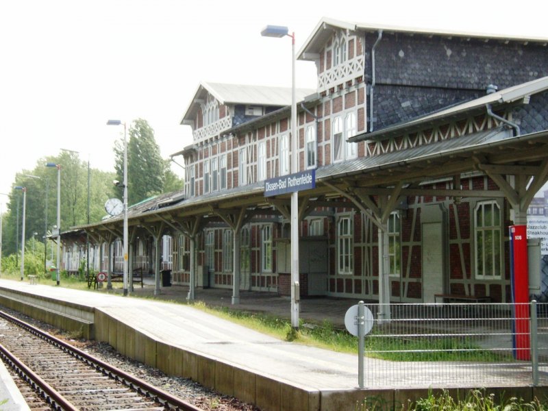 Das Bahnhofsgebude Dissen-Bad Rothenfelde am 12.5.2007.Das Gebude stand ursprnglich in Hildesheim. Als es dort als Bahnhofsgebude zu klein wurde, hat man es um 1884 abgetragen und in Dissen-Bad Rothenfelde wieder aufgebaut.