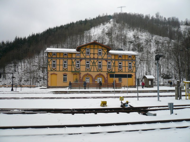 Das Bahnhofsgebude Eisfelder-Talmhle am 2.2.2009. Der Bahnhof hat 6 Gleise, obwohl es dort nicht einmal ein Dorf gibt.