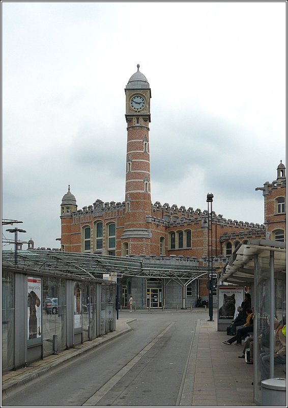 Das Bahnhofsgebude Gent St Pieters von der Straenseite aus fotografiert am 13.09.08. Dieser Bahnhof wurde anlsslich der Weltausstellung 1913 nach den Plnen von Louis Cloquet gebaut. Seit 1995 steht das Gebude unter Denkmalschutz und wurde 2006 renoviert. (Hans)