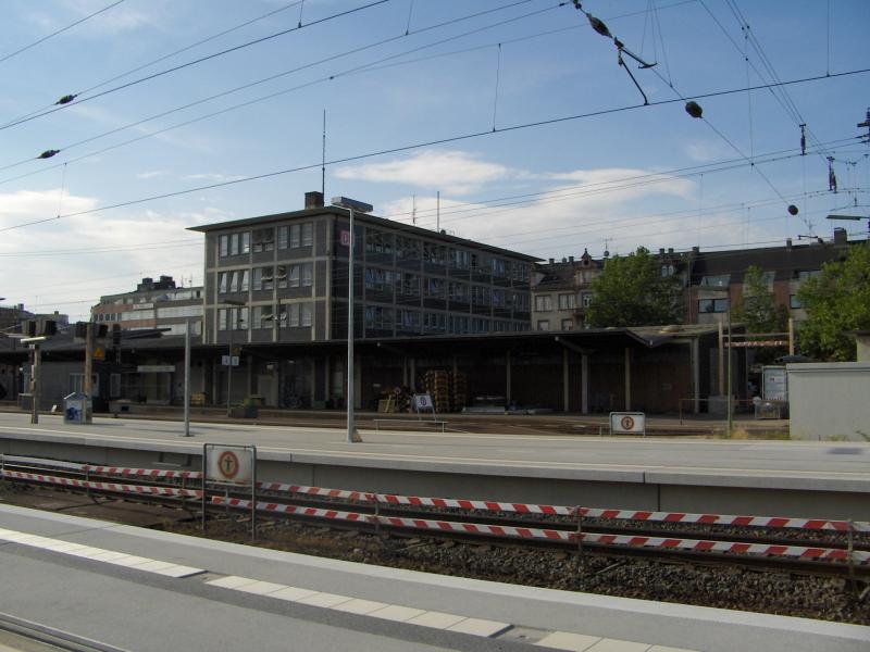 Das Bahnhofsgebude vom Hbf Aschaffenburg am 25.06.2005.