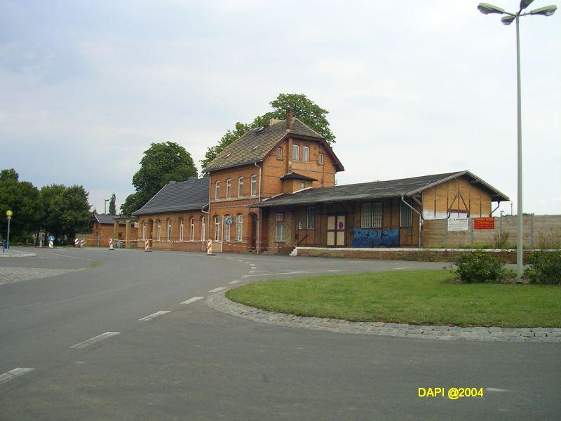Das Bahnhofsgebude. In der Zeit, wo das Foto entstand, wurde das Gebude umgebaut. 