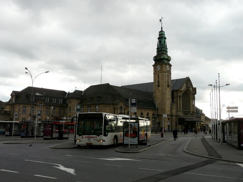 Das Bahnhofsgebude von Luxemburg mit dem Bahnhof des stdtischen Busbetriebes im Vordergrund. 20.01.08