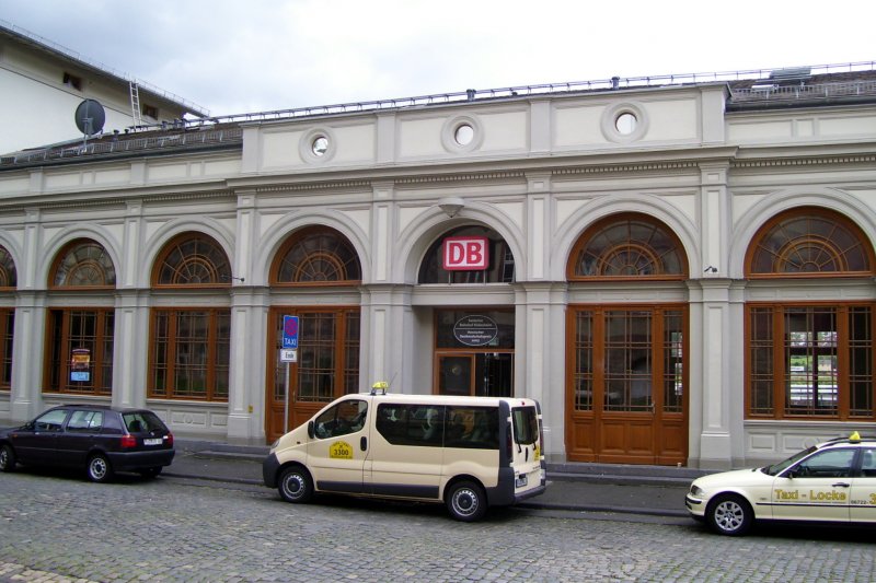Das Bahnhofsgebude mit Vorplatz am 24.07.2007 in Rdesheim.