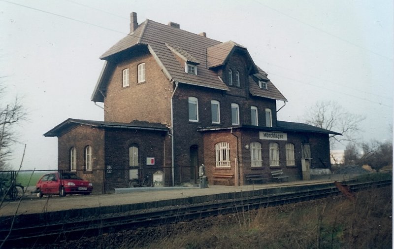 Das Bahnhofsgebude von Mnchhagen an der Strecke Rostock-Stralsund im Februar 1998.