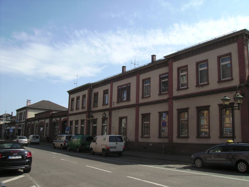 Das Bahnhofsgebude Offenburg im Frhling 2008.