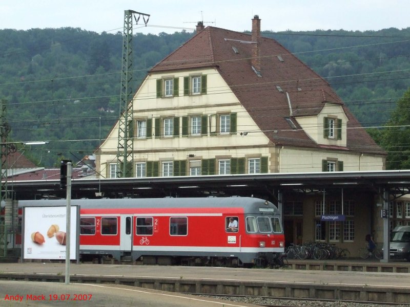 Das Bahnhofsgebude von Plochingen mit einem gerade abfahrenden Regionalexpress (19.07.2007)