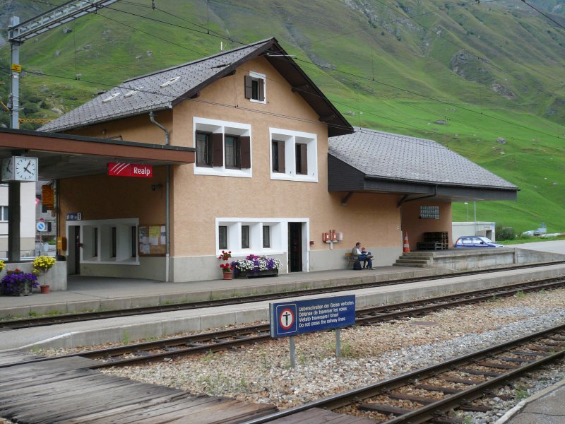 Das Bahnhofsgebude Realp auf der Matterhorn Gotthard Bahn am 13.8.2007