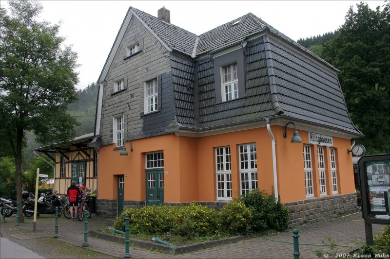 Das Bahnhofsgebude der Sauerlnder Kleinbahn ( Mrkische Museums Eisenbahn) in Hinghausen, das Ziel einer Sonderfahrt der HEG am 02.09.2007.