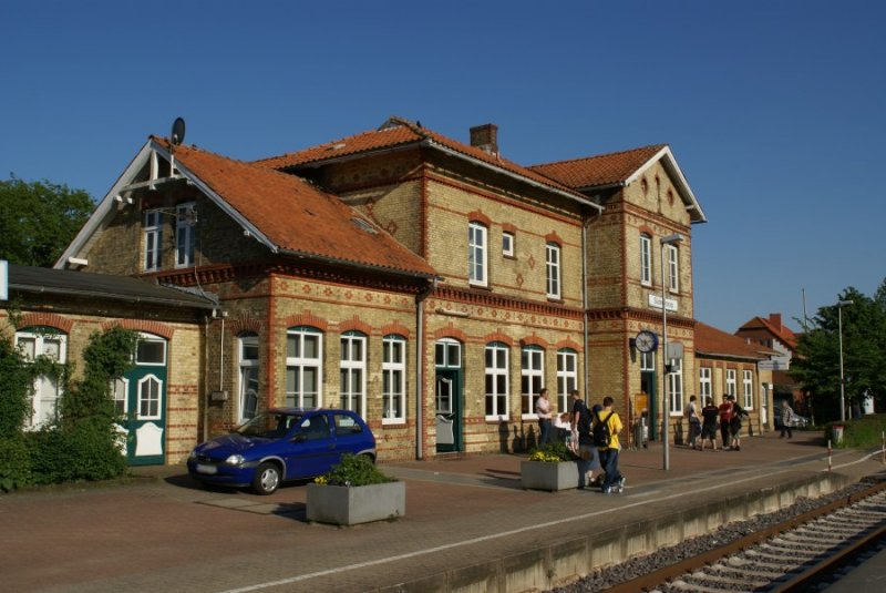 Das Bahnhofsgebude von Sderbrarup, aufgenommen am 11.05.2008.