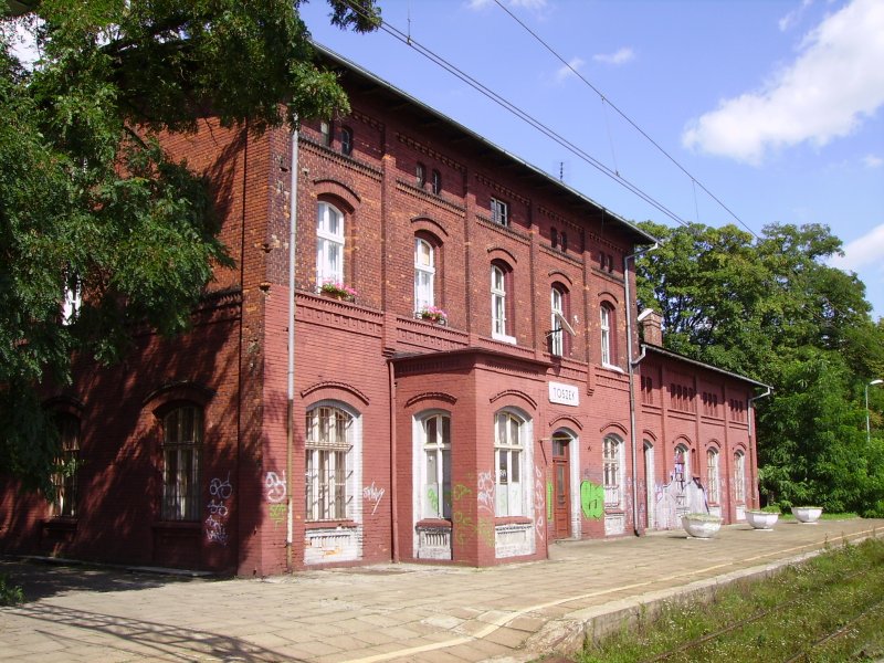 Das Bahnhofsgebude von Toszek im August 2008.