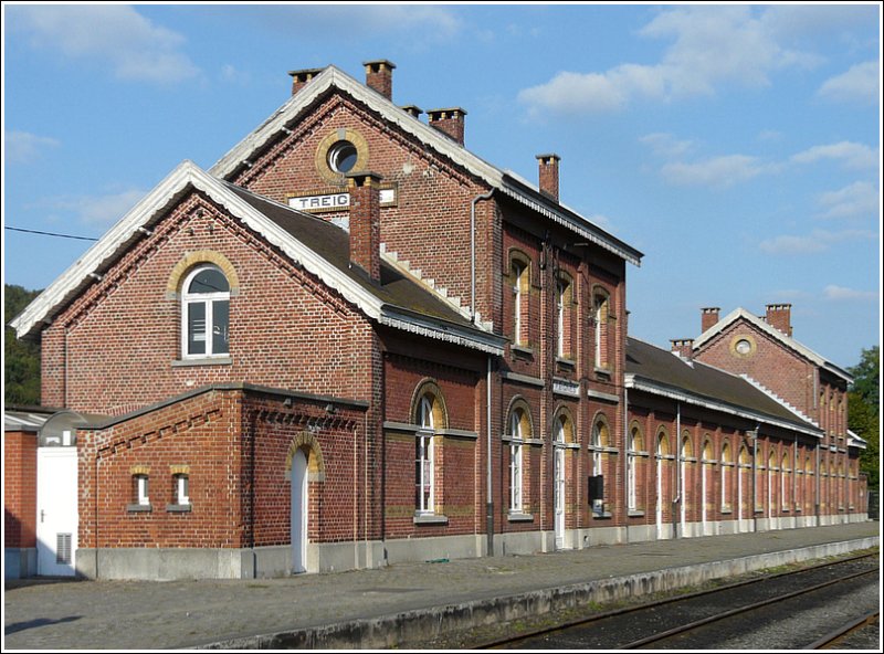 Das Bahnhofsgebude von Treignes war frher ein Grenzbahnhof und wurde 1972 von der  Universit Libre de Bruxelles   erworben, um dort ein Laboratorium zur Erforschung der regionalen Fauna einzurichten. 28.09.08 (Jeanny)