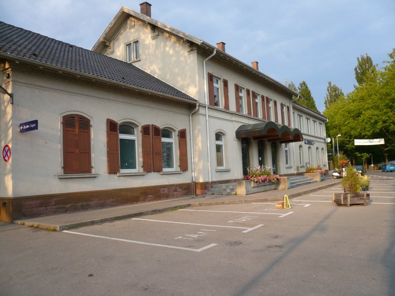 Das Bahnhofsgebude von berlingen Therme auf der Strecke Singen-Fridrichshafen am 03.08.2007