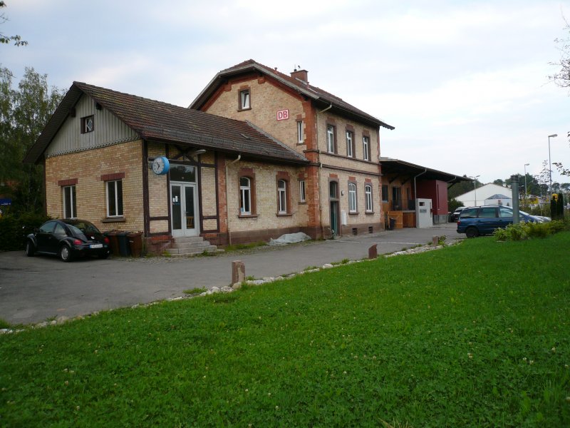 Das Bahnhofsgebude Uhldingen Mhlhofen auf der Strecke Singen-Friedrichshafen am 3.8.2007.