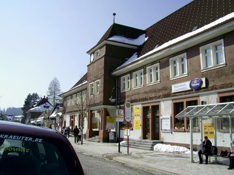 Das Bahnhofsgebude (Vorderfront) in Titisee