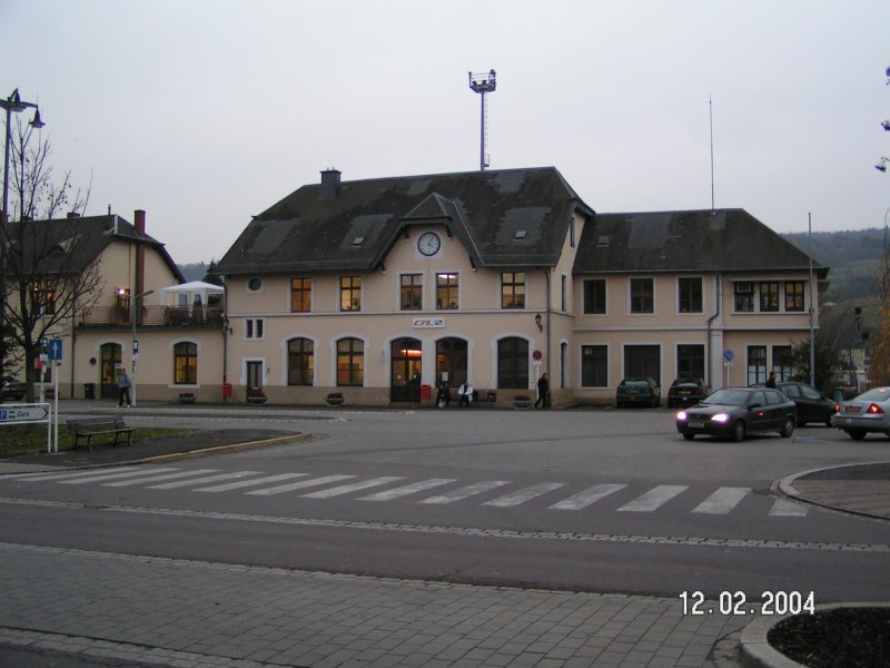 Das Bahnhofsgeb�ude Wasserbillig von der Stra�e aus gesehen. 02.12.2004