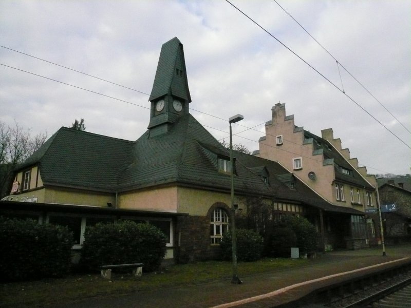 Das Bahnhofsgebude von Winningen auf der Moselstrecke Koblenz-Trier am 31.12.07