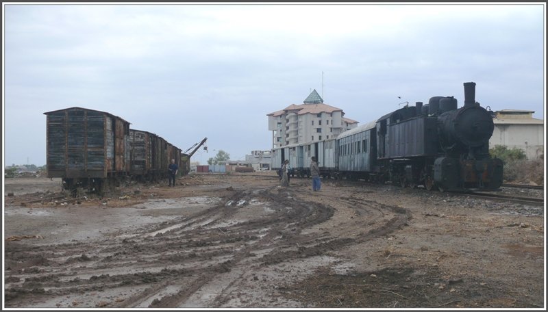 Das Bahnhofsgelnde von Massawa prsentiert sich nach den heftigen Niederschlgen in einem erbrmlichen Zustand, Gummistiefel wren das geeignete Schuwerk. (30.10.2008)
