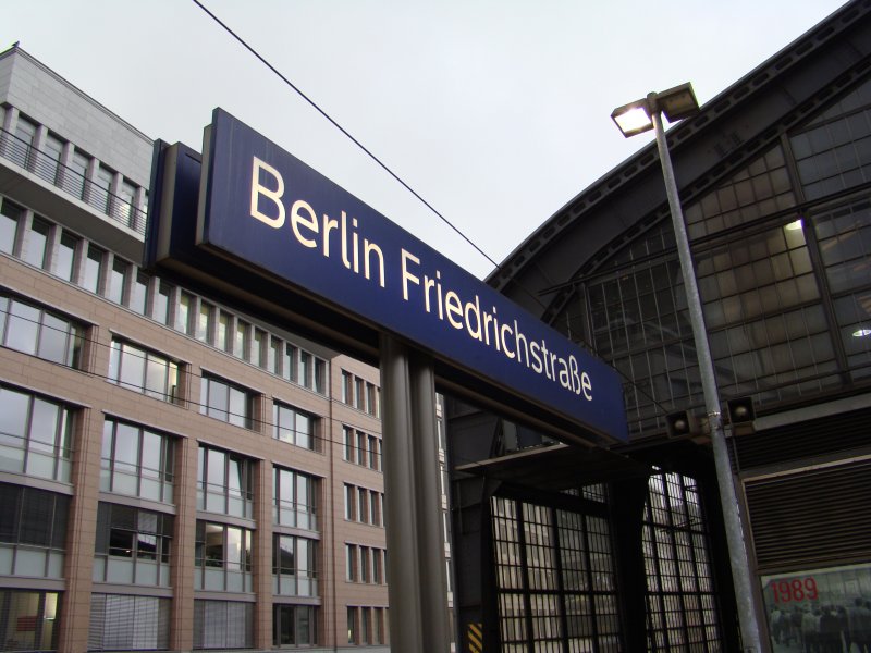 Das Bahnhofsschild vom Bahnhof Berlin Friedrichstrae.
