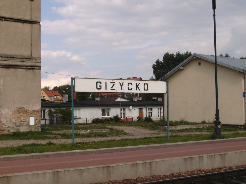 Das Bahnhofsschild vom Bahnhof Gizycko auf Gleis 1
