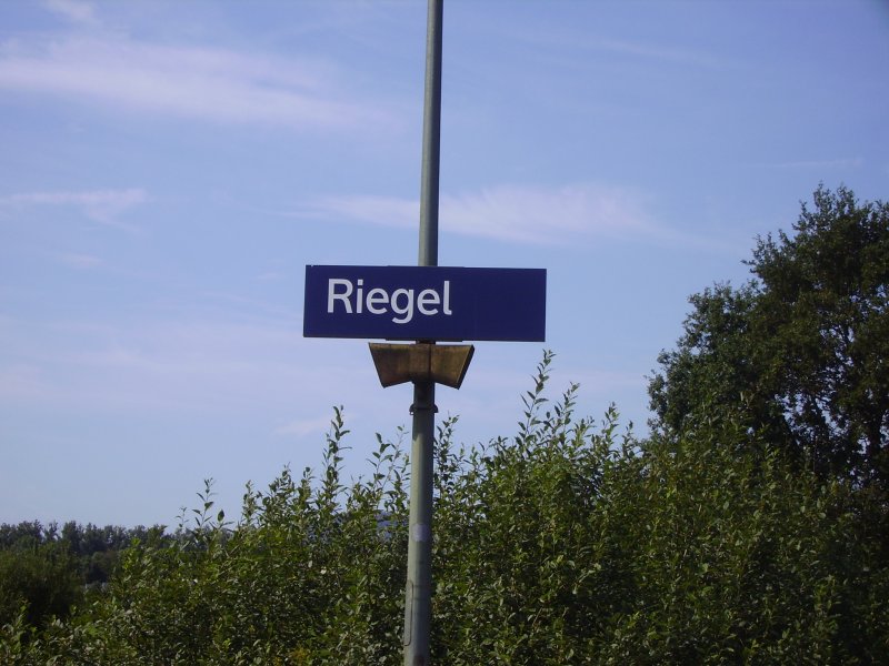 Das Bahnhofsschild vom Bahnhof Riegel DB