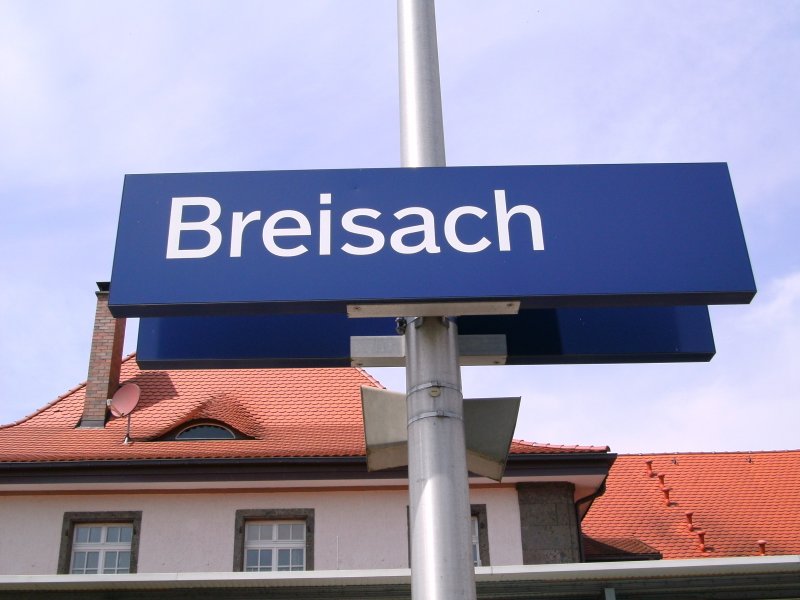 Das Bahnhofsschild des Bahnhofes Breisach am 10.05.2009.