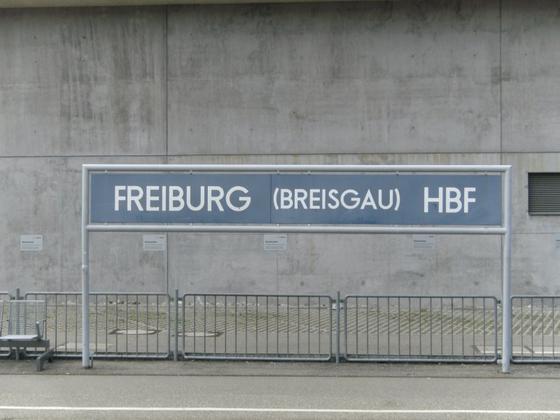 Das Bahnhofsschild des Bahnhofes Freiburg im Breisgau am 09.05.2009!
