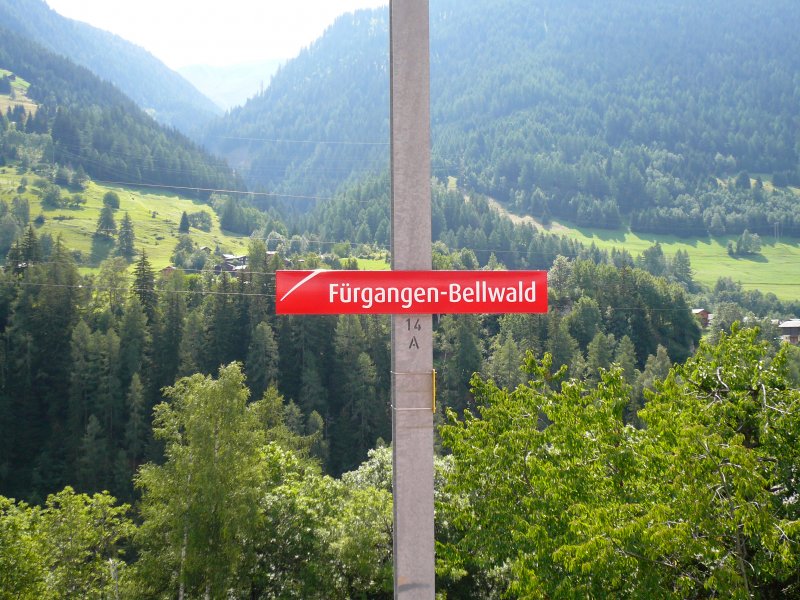 Das Bahnhofsschild von Frgngen-Bellwald auf der Matterhorn Gotthard Bahn am 13.8.2007