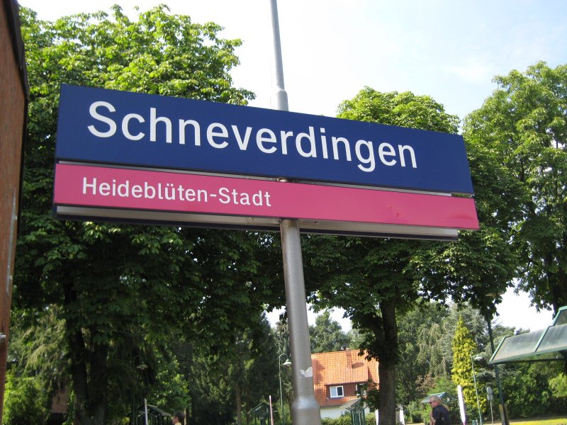 Das Bahnhofsschild von Schneverdingen, mitten in der Lneburger Heide.