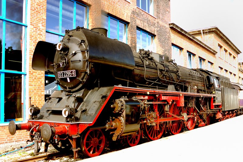 Das bayrische Eisenbahnmuseum Nrdlingen entsandte 03 2295-8 zum Tag der offenen Tr des Reisezugwagenwerks Pasing. Stilgerecht angeheizt kchelte der  Dampfer  vor sich hin. (31.05.08)