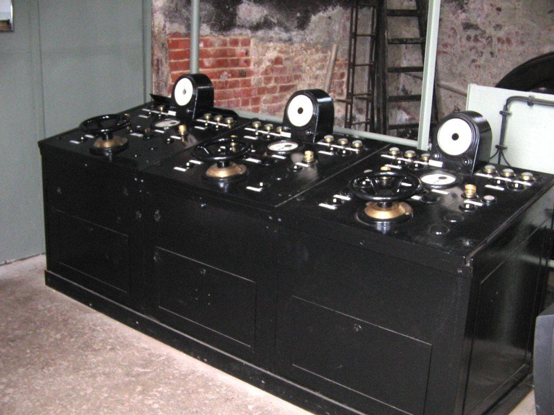 Das Bedienpult der Seilablaufanlage fr den Hilbersdorfer Rangierberg, Chemnitz 27.08.06. Einst stand es auf dem groen Reiterstellwerk 3