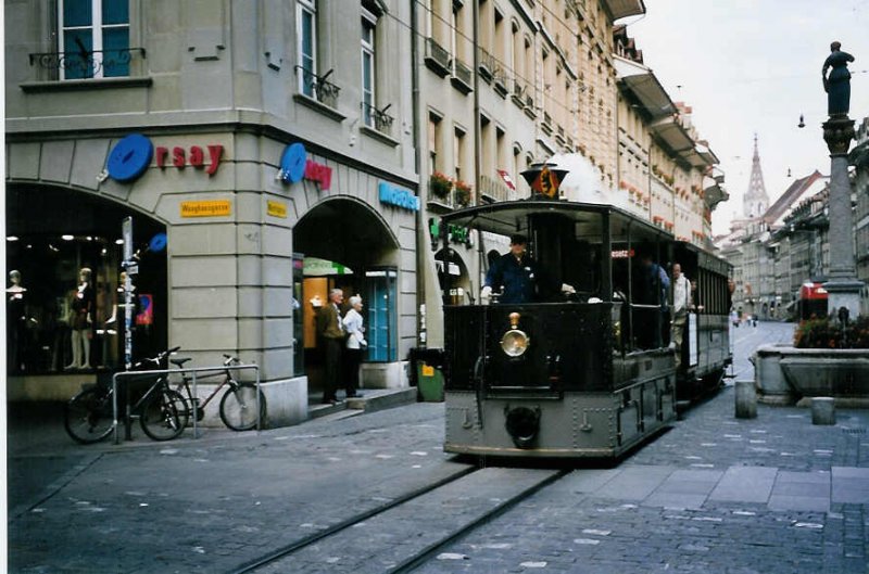 Das Berner Dampftram unterwegs in den Strassen von Bern