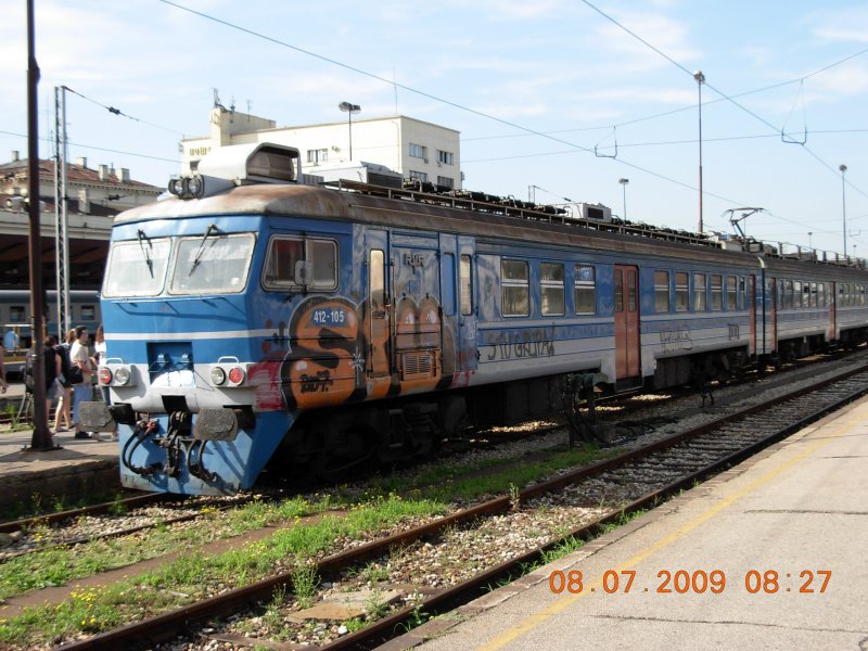 Das Beschmieren von Eisenbahnzgen scheint auch in Serbien ein beliebter Sport zu sein, wie dieser Triebwagenzug zeigt, welcher am 8.7.2009 auf dem Hauptbahnhof von Belgrad zu sehen war.