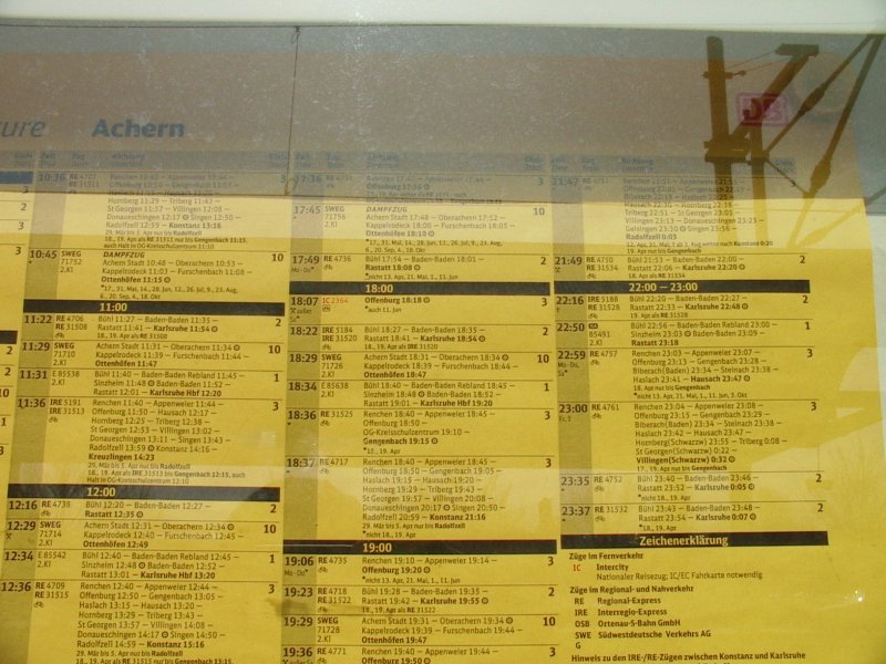 Das besondere hier: Der Bahnhof Achern wurde vor einigen Jahren neugebaut und mit ellenlangen Bahnsteigen fr den IR-Verkehr ausgestattet. Schon kurze Zeit spter wurde der IR-Verkehr eingestellt. Somit halten am Bahnhof Achern ausschlielich noch Nahverkehrszge, wenngleich die Optik auf einen Fernverkehrshalt schlieen lassen knnte. Durch den Neubau der Rheintalbahn zwischen Rastatt und Karlsruhe - und dem damitverbundenen Ausfall mehrerer Zge auf der gesamten Strecke bis Offenburg - wurde in dieser Fahrplanperiode der Halt genau eines InterCity-Zuges um 18:07 Uhr aufgenommen - quasi als Entschdigung. Denn wer whrend der Erneuerung in diesem Abschnitt bis Offenburg ein Ticket fr den Nahverkehr hat, kann dennoch in Fernverkehrszgen fahren... ber die gesamte Dauer hinweg (z.B. im IC Schwarzwald). Der IC mit Halt in Achern kommt aus Stuttgart und fhrt bis Offenburg. Damit also nicht wirklich interessant fr Achern, da nur noch Offenburg als nchster Halt folgt. Ein IC in die Gegenrichtung gibt es keinen. Aber immerhin.