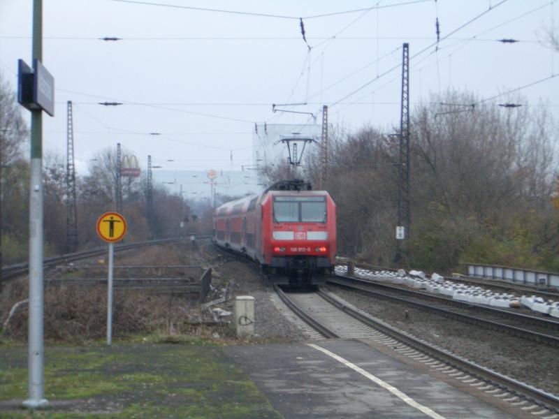 Das Bild wurde am 07.12.04 um ca 13:40 Uhr aufgenommen.
Hier verlt die RE 6 nach Minden (146-012) den Bahnhof Wattenscheid.
