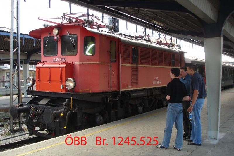 Das Bild wurde am 26.05.2007 im Bahnhof Wien Sd aufgenommen.
Die abgebildete E-Lok der Br. 1245.525 brachte einen Sonderzug nach Judenburg zurck.