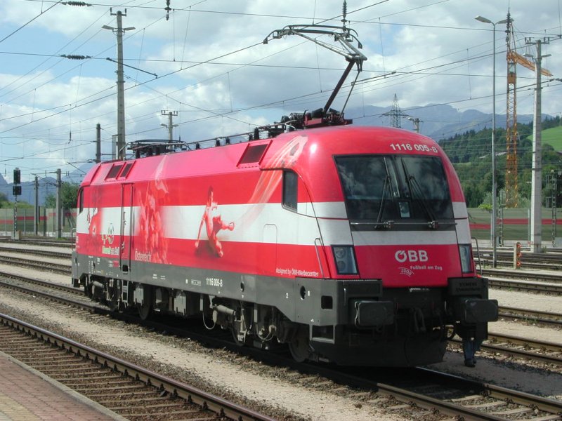 Das Bild zeigt die 1116 005 beim Bahnhofsfest 2008 in W�rgl.